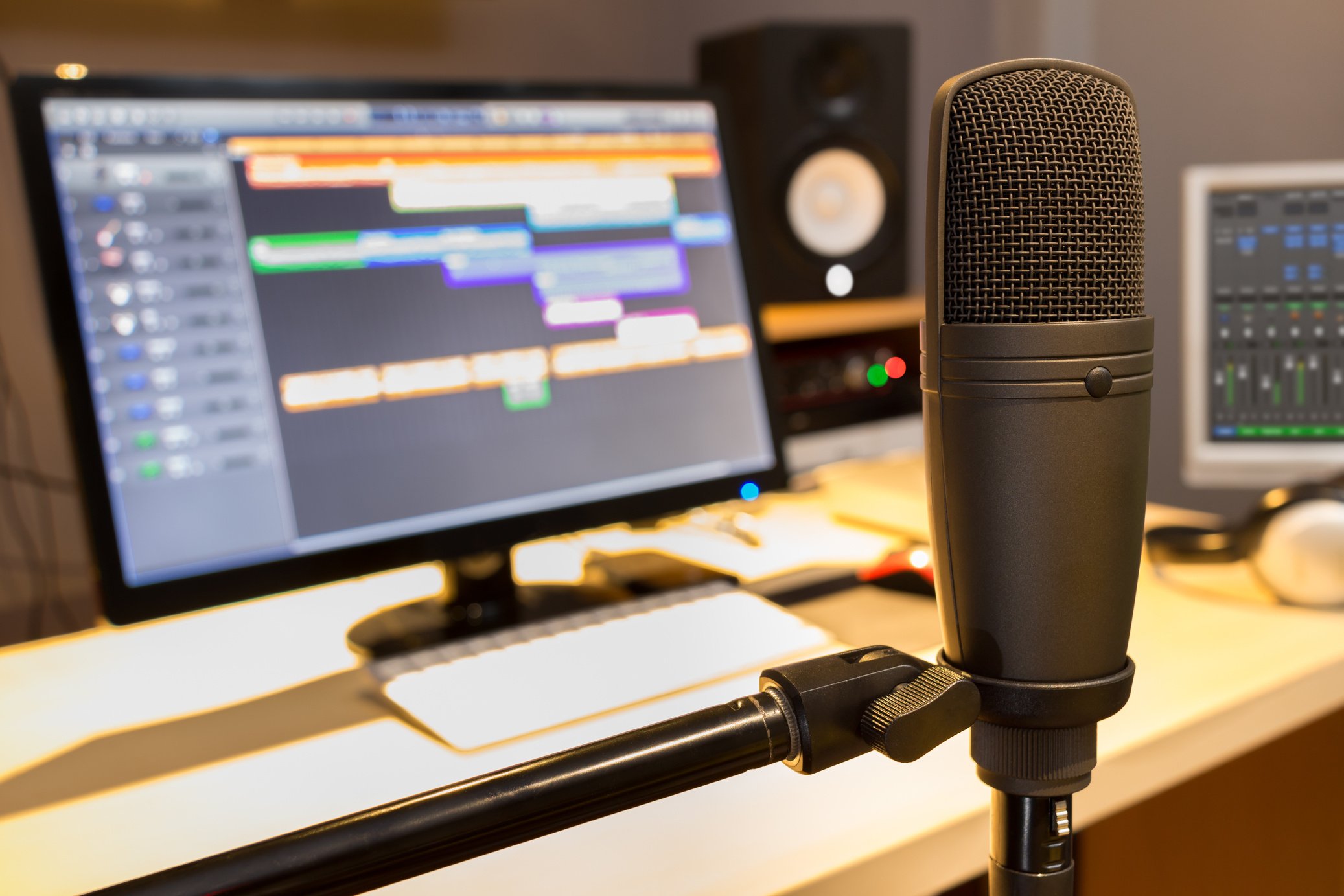 condenser microphone in radio broadcasting